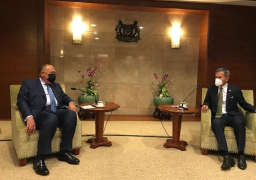 “شكرى” يبحث مع نظيره السنغافوري تعزيز العلاقات بين البلدين