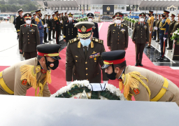 الرئيس السيسي ينيب وزير الدفاع لوضع إكليل الزهور على النصب التذكاري