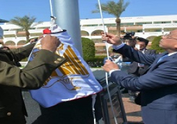 وزير التنمية المحلية يرفع العلم المصري على أرض طابا بمناسبة الاحتفال بالعيد القومي لجنوب سيناء