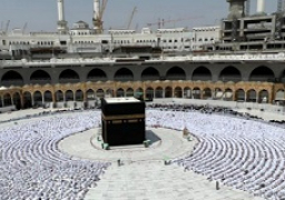 إلغاء عدد من “التصاريح الصحية” المتصلة بزيارة الحرمين