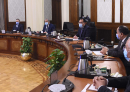 رئيس الوزراء يتابع جهود توفير السلع الأساسية بالأسواق المحلية