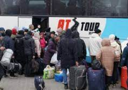 حافلات مكتظة ..مدنيون يغادرون أوكرانيا مع فتح أول ممر إنساني