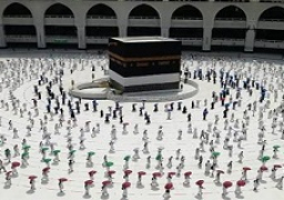 السعودية تلغي قيود التباعد بين المصلين في المسجد الحرام