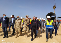 عبد العاطى يتفقد مشروع المسار الناقل لمياه الصرف بالحمام