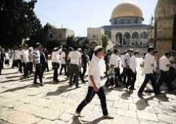 عشرات المستوطنين يقتحمون باحات المسجد الأقصى