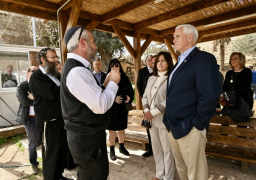 مفتي الديار الفلسطينية يدين زيارة مايك بنس للمسجد الإبراهيمي