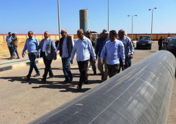 مسئولو ” الإسكان ” يتفقدون المشروعات والمرافق بالعاشر من رمضان والعبور