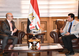 وزير الشباب والرياضة يبحث التعاون الثنائى مع سفير كندا