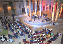 صور.. إبداعات “وائل الفشن” تشعل حماس الجمهور بقصر الأمير طاز