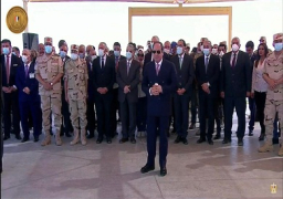 السيسي يتوسط صورة تذكارية مع القائمين على موسم حصاد القمح بتوشكى