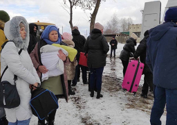 20 نازحا أوكرانيا يرافقون وزير الخارجية اليابانى لطوكيو