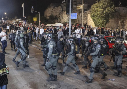 في ثاني ليالي رمضان .. إصابات واعتقالات خلال اشتباكات بين فلسطينيين وقوات الشرطة الإسرائيلية في القدس