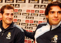 كاكا وكاسياس يدشنان رحلة النسخة الأصلية لكأس العالم لكرة القدم من دبي