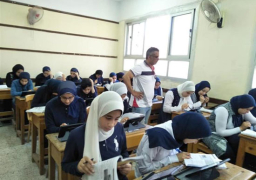 طلاب أولى ثانوى يؤدون اليوم الامتحان فى مادتين