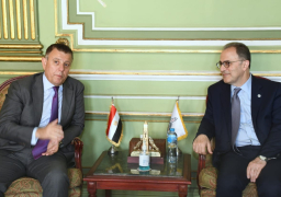 رئيس “عين شمس” يبحث تعزيز التعاون مع الجامعة الامريكية