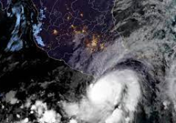 إعصار أغاتا يضرب المنتجعات الساحلية المكسيكية في المحيط الهادئ