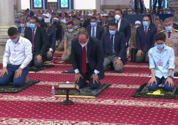 الرئيس السيسي يؤدي صلاة عيد الفطر مع أبناء الشهداء