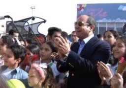 الرئيس السيسي يتجول مع الأطفال أبناء الشهداء فى منطقة الألعاب