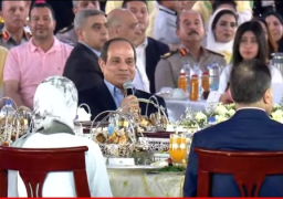 الرئيس السيسي يتناول الإفطار مع أبناء الشهداء خلال احتفالية عيد الفطر