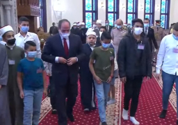 الرئيس السيسي يشارك أبناء الشهداء صورة تذكارية عقب أداء صلاة عيد الفطر
