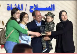 السيسي يُكرم عددًا من أسر شهداء القوات المسلحة والشرطة والأطقم الطبية