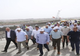 وزير النقل يتفقد المرحلة الثالثة من مشروع تطوير طريق الصعيد الغربي