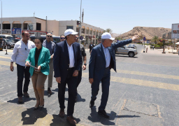 رئيس الوزراء يتفقد أعمال تطوير السوق التجاري القديم بمدينة شرم الشيخ
