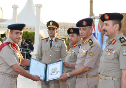 وزير الدفاع يشهد تخرج دورات جديدة من دارسى أكاديمية ناصر وكلية الاركان