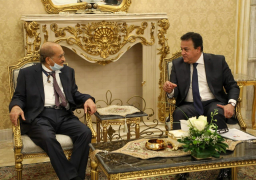 عبدالغفار يرحب بالتعاون مع البحرين في مجال توفير المستلزمات الطبية