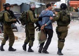 الاحتلال الإسرائيلي يعتقل 10 فلسطينيين من الضفة الغربية