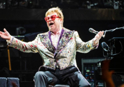 إلتون جون يظهر بوضع صحي جيد في حفلة باريسية ضمن جولته الأخيرة