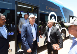 رئيس الوزراء يتفقد محطات شحن الأتوبيسات بالكهرباء بشرم الشيخ