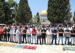 الآلاف يؤدون صلاة الجمعة في رحاب المسجد الأقصى