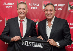 الخطيب يُهدي رئيس وفاق سطيف قميص الشناوي