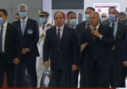 السيسي يصل محطة بدر بالقطار الكهربائى ويستعرض البنية الإنشائية