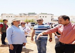 وزيرة البيئة تتفقد قاعة المؤتمرات وحديقة السلام للوقوف على سير الأعمال بهما