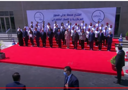 السيسى يلتقط صورة تذكارية خلال افتتاحه محطة عدلى منصور التبادلي