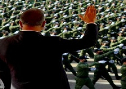 بحضور الكاظمي.. الحشد الشعبي يستعرض قواته في الذكرى الثامنة لتأسيسه