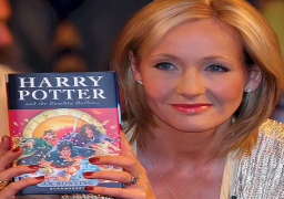 الكاتبة البريطانية رولينج مهددة بالقتل لتعليقها على الاعتداء على رشدي