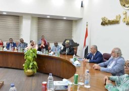 رئيس “الوطنية للصحافة” يبحث سبل التعاون مع وفد إعلامي سوداني