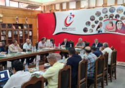 اللجنة التنفيذية لبطولة العالم للجامعات للإسكواش تتابع تجهيز الملاعب