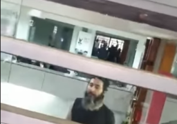 لبناني يحتجز موظفين داخل بنك وسط بيروت للمطالبة بسحب ودائعه