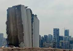 انهيار الجزء الشمالي لصوامع ميناء بيروت البحري