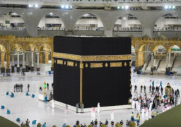 تزامناً مع موسم العمرة .. رفع الحواجز حول الكعبة المشرفة