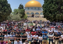 عشرات الآلاف من الفلسطينيين يؤدون صلاة الجمعة في المسجد الأقصى