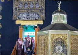 نيابة عن خادم الحرمين الشريفين .. ولي العهد السعودي يتشرف بغسل الكعبة