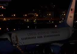 هبوط طائرة بيلوسي وسط تأهب عسكري