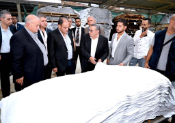 خلال زيارته لمدينة الجلود بالروبيكي .. وزير التجارة والصناعة يتفقد عدد من المدابغ ووحدات انتاج الغراء ومنطقة الـ 100 مصنع للمنتجات تامة الصنع والمركز التكنولوجي