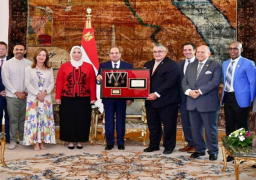 بالصور.. الرئاسة: اللجنة الدولية للاولمبياد الخاص الدولى تهدي الرئيس السيسي جائزتها الدولية