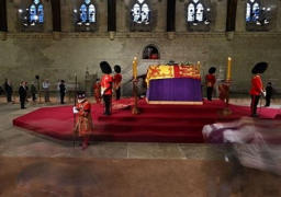 الآلاف يمرون أمام نعش الملكة إليزابيث لوداعها في لندن